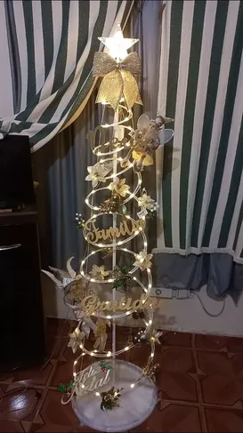 Árvore espiral decorada em dourado e branco
